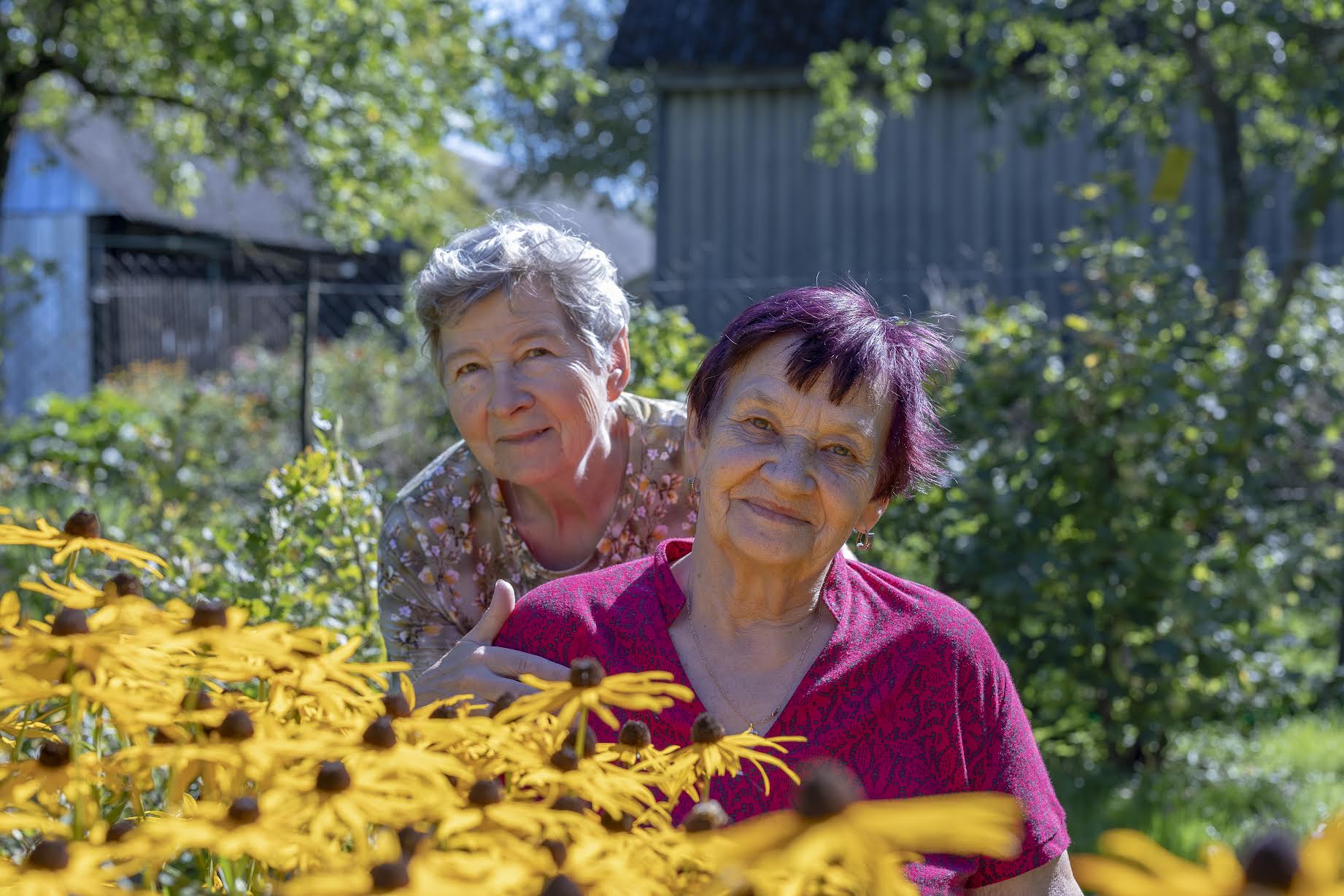 Sõbrapäeval oma sünnipäeva tähistav võrukas Miina Nool on emaks kuuele lapsele. Vanaemaks on ta 22 lapselapsele ja vanavanaemaks 11 lapselapselapsele. Fotol Üheteistkordne vanavanaema Miina Nool (paremal) koos sugulase Ellen Tõntsuga. FOTO: Aigar Nagel